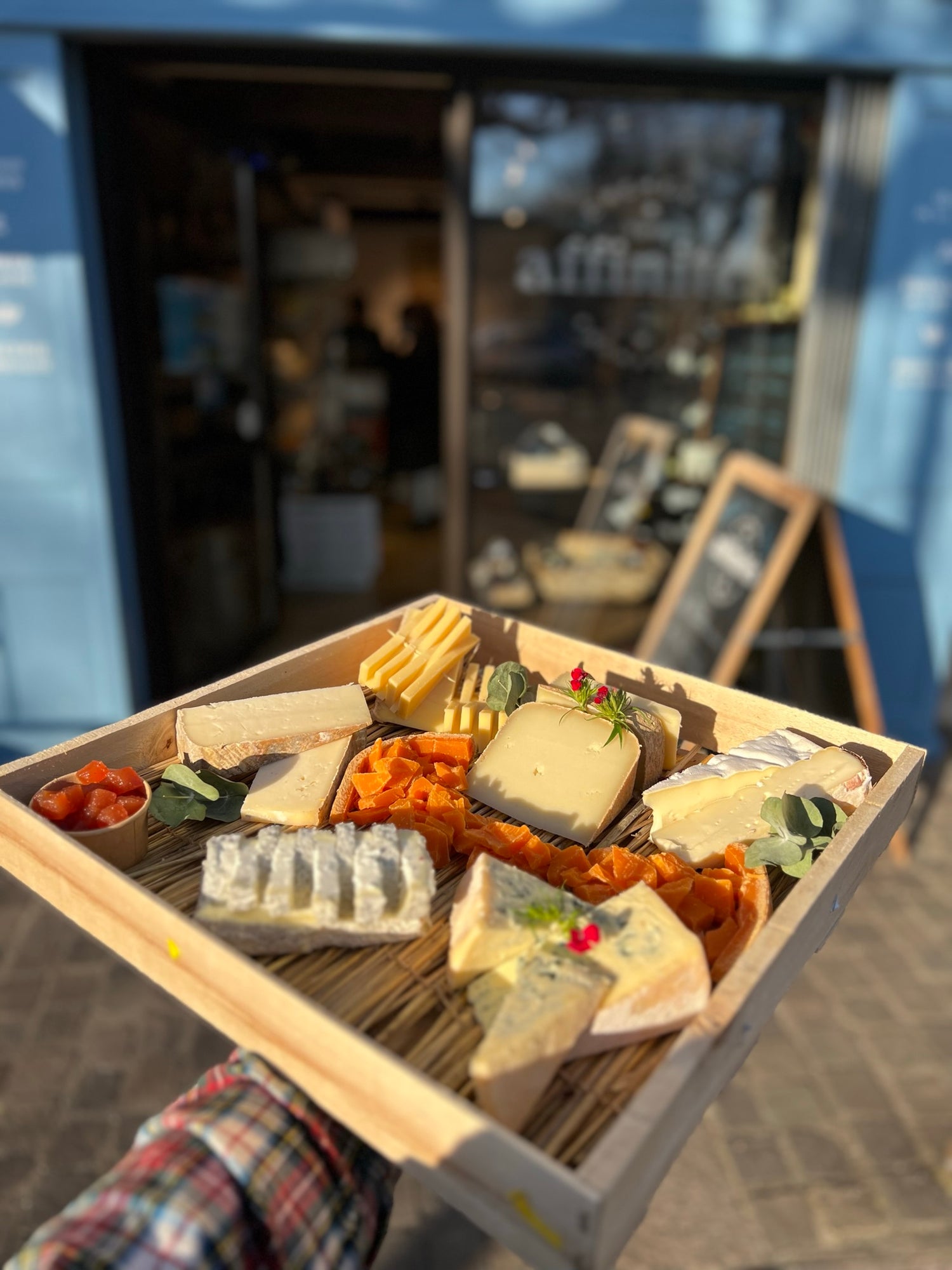 Plateau de fromage pour un repas de 6 personnes devant notre fromagerie de Saint Sulpice La Pointe
